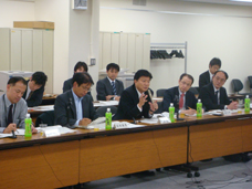 意見交換を行う新藤副大臣