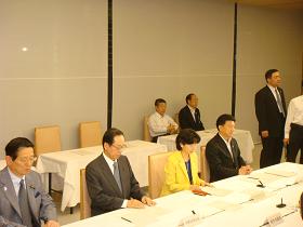 写真。経済財政諮問会議に出席する新藤副大臣。